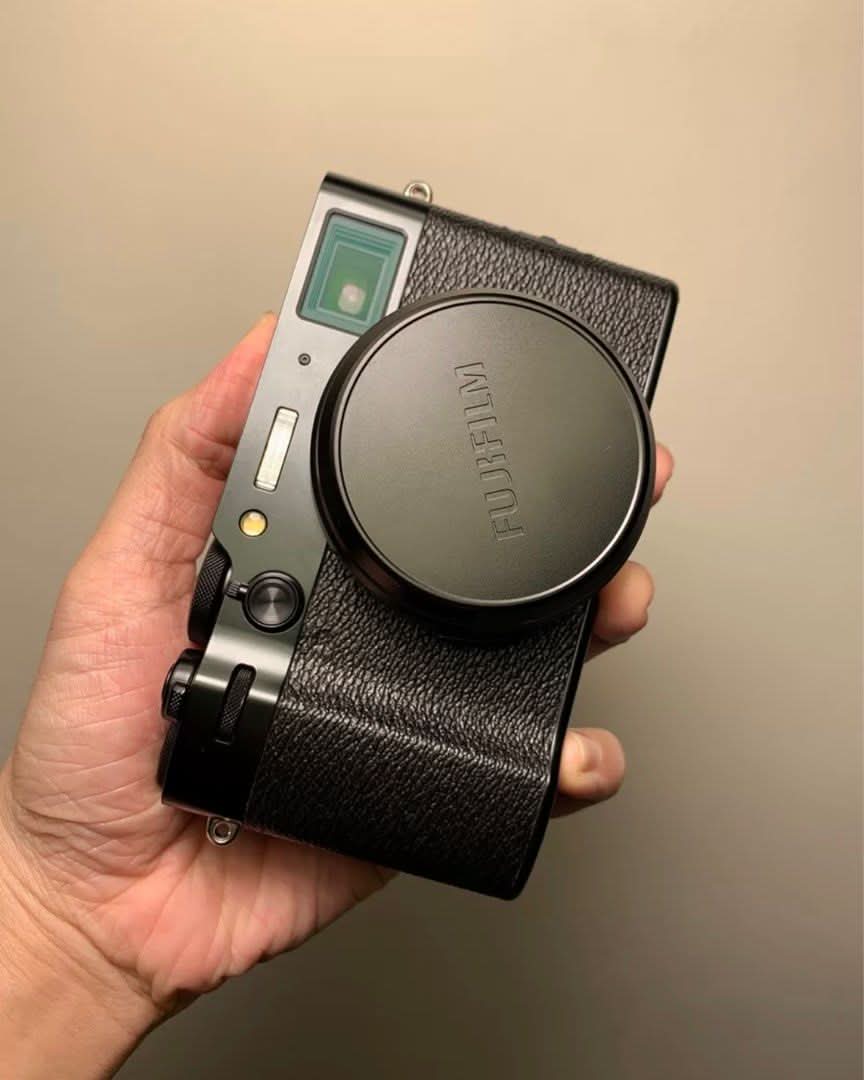 Fuji x100vi with 2 batteries